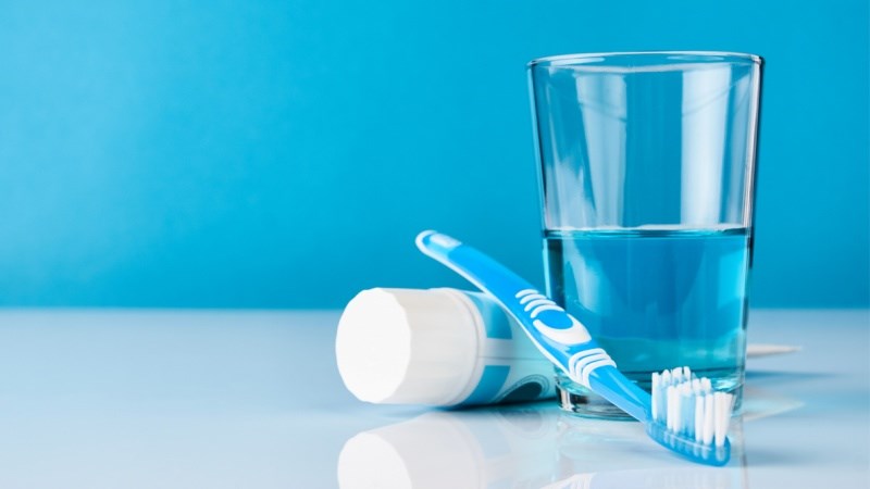 Không dùng nước súc miệng thay thế cho việc đánh răng