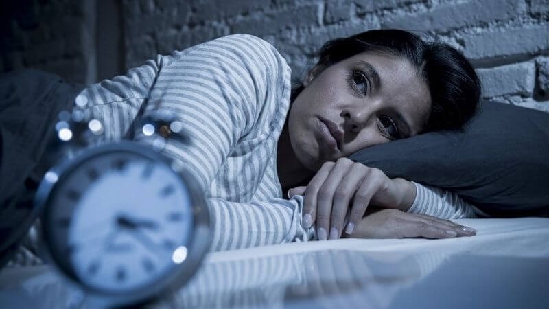Khó ngủ là một trong những tác dụng phụ của tảo xoắn