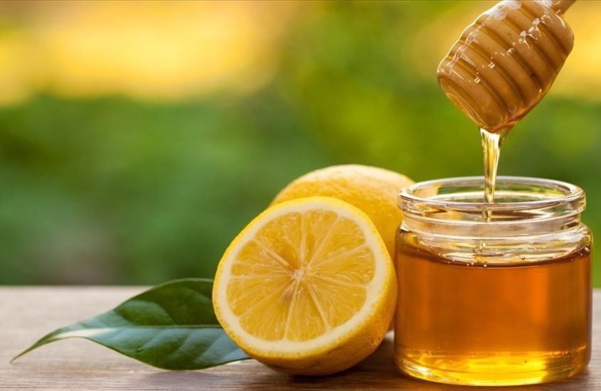 Trong chanh có chứa axit và vitamin hoạt động như một chất tẩy da chế nhẹ nhàng