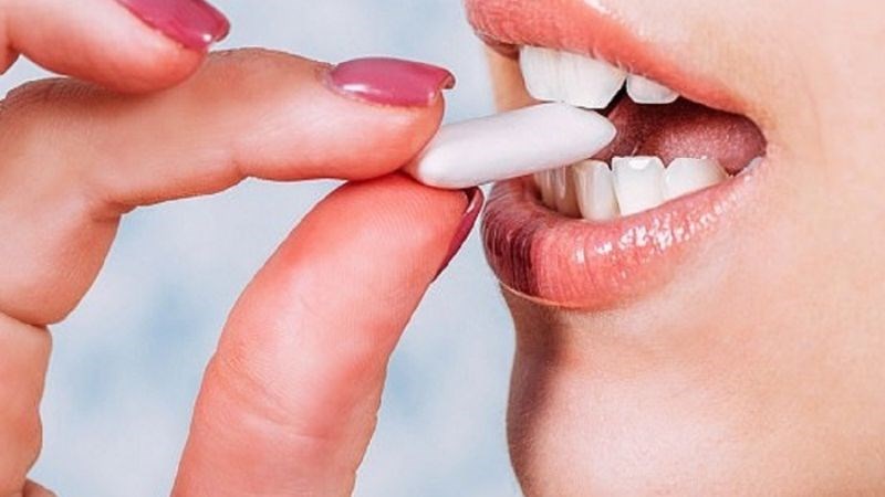 Tránh nhai kẹo cao su để hạn chế tình trạng đầy hơi, chướng bụng
