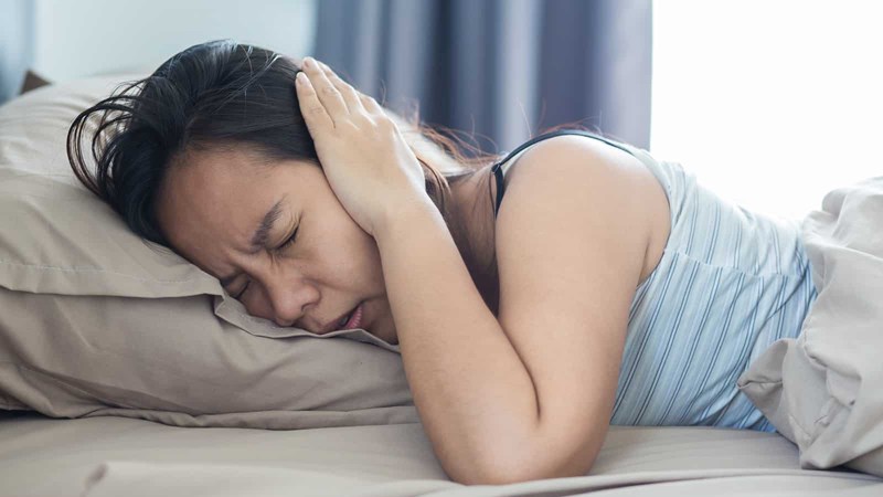 Tiêu thụ trà hoa nhài với số lượng lớn có thể gây mất ngủ, bồn chồn, tăng nhịp tim,...