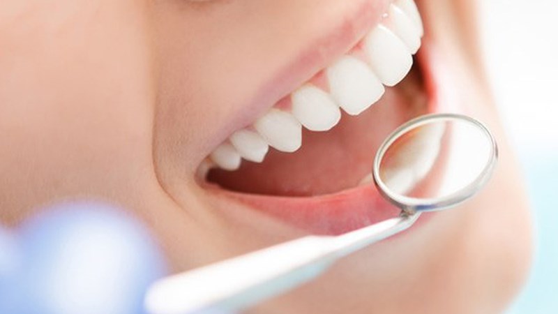 Hợp chất kháng viêm EGCG có trong trà hoa nhài giúp bảo vệ răng miệng