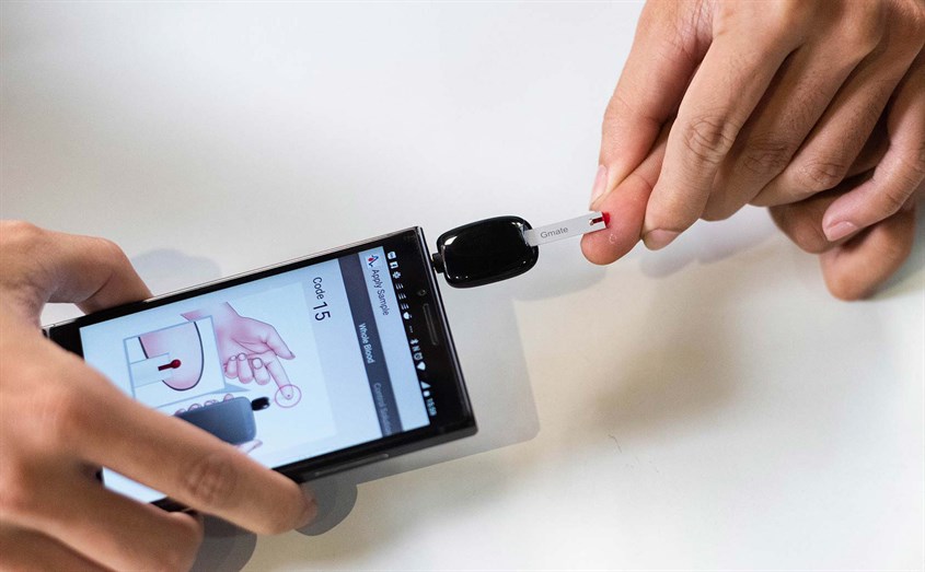 Máy đo đường huyết kết hợp với điện thoại vô cùng tiện lợi