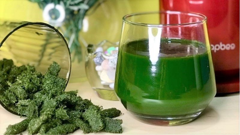 Rửa mặt bằng nước rau má giúp cải thiện tình trạng mụn trứng cá