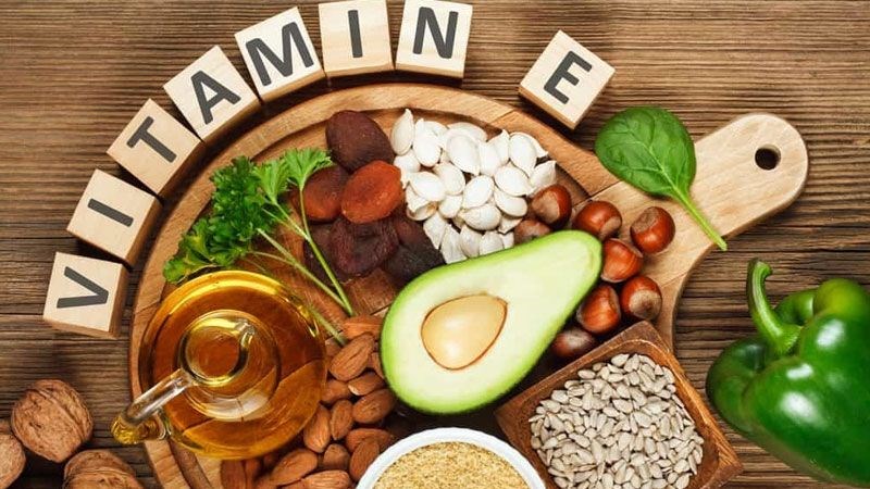 Thực phẩm giàu vitamin E như bơ, dầu ô liu, hạt óc chó