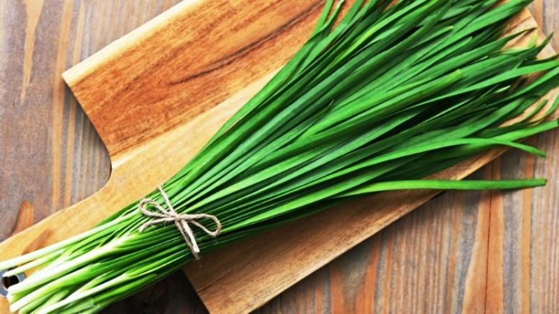 Các hoạt chất có trong lá hẹ giúp bổ thận tráng dương