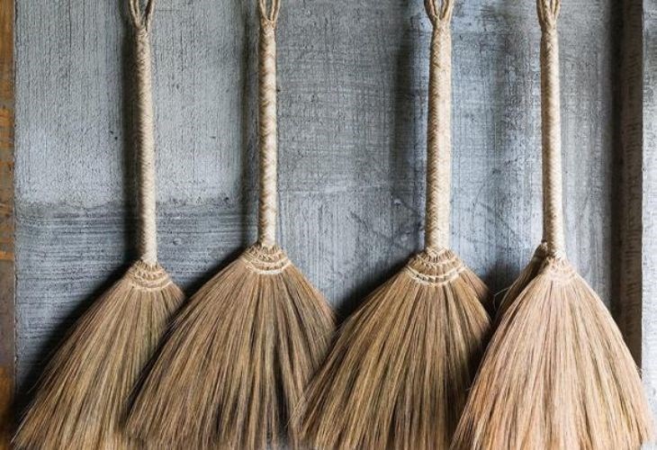 Replace the broom every 3-6 months to prevent the growth of bacteria, mold, and insects