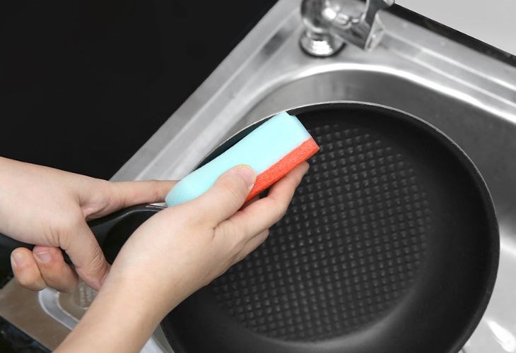Regularly replacing dish scrubbers helps reduce the presence of harmful bacteria