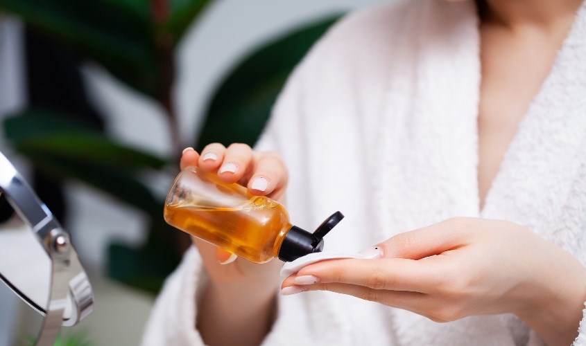 Thoa toner bằng cách cho vài giọt vào bông tẩy trang