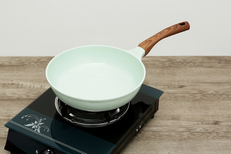 Chảo nhôm chống dính vân đá đáy từ 26 cm Green Cook GCP06-26IH sở hữu màu xanh ngọc tươi sáng, hiện đại