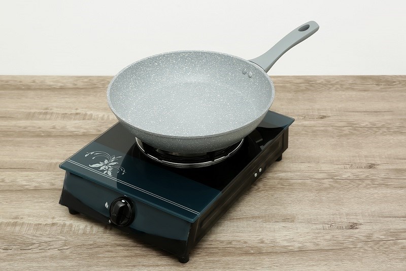 Chảo nhôm chống dính vân đá đáy từ 30 cm Green Cook GCP02-30IH được thiết kế tay cầm bọc nhựa cách nhiệt, chống nóng tốt.