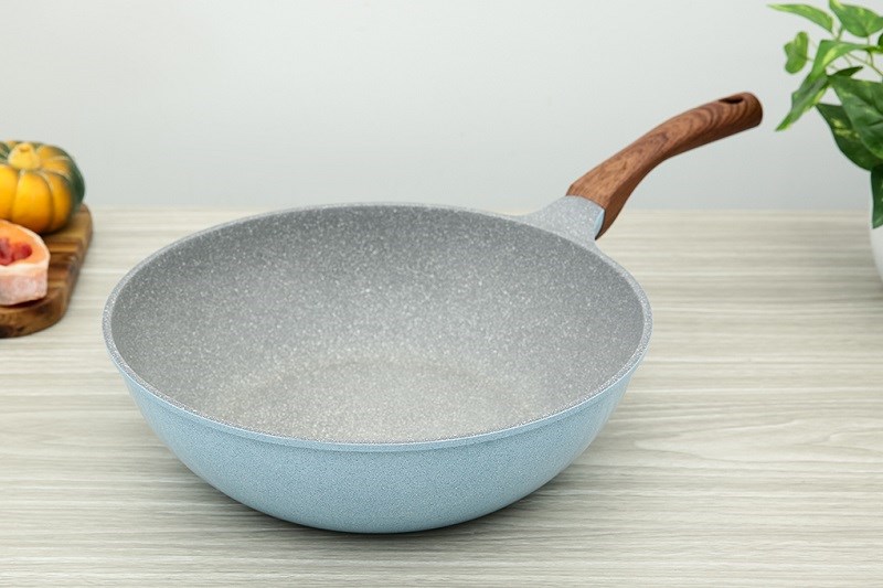 Chảo nhôm sâu chống dính vân đá đáy từ 30 cm Green Cook GCP22-30IH có thiết kế gọn gàng, màu sắc trẻ trung, hiện đại