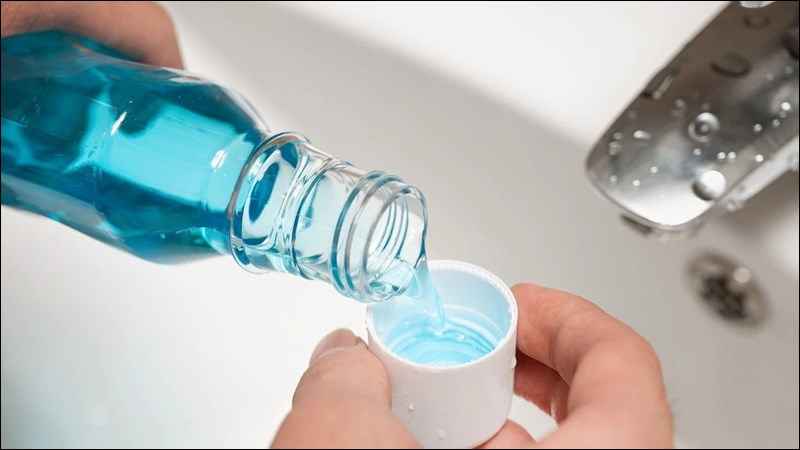 Súc miệng bằng nước súc miệng chứa flour giúp răng sạch và chắc khỏe Súc miệng bằng nước súc miệng chứa flour giúp răng sạch và chắc khỏe