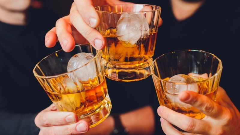 Phụ nữ không nên dùng rượu bia khi đến kỳ Phụ nữ không nên dùng rượu bia khi đến kỳ