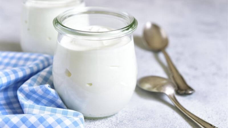 Sữa chua giúp giảm triệu chứng khó chịu trong ngày hành kinh Sữa chua giúp giảm triệu chứng khó chịu trong ngày hành kinh