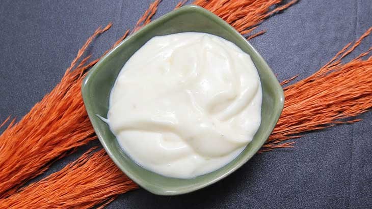 Sốt mayonnaise làm từ trứng nên được bảo quản trong tủ lạnh để gia tăng thời gian sử dụng