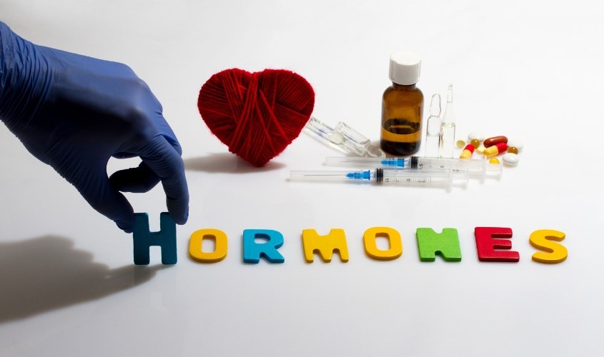 Sự thay đổi của nội tiết tố là một trong các nguyên nhân gây ra mụn