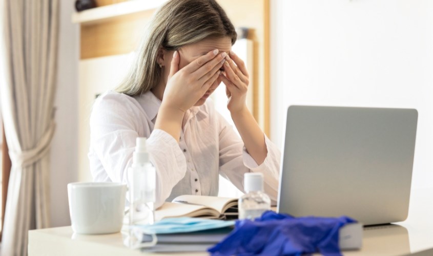 Căng thẳng, lo âu kéo dài cũng là nguyên nhân làm mụn xuất hiện