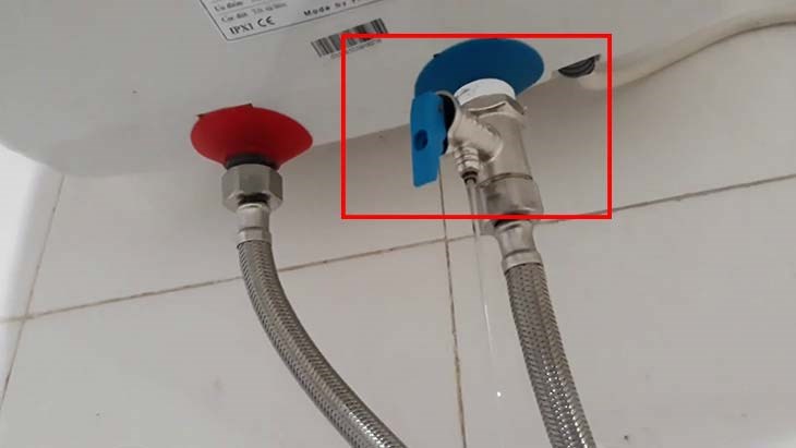 Lắp van 1 chiều máy nước nóng bên đường ống cấp nước lạnh có màu xanh