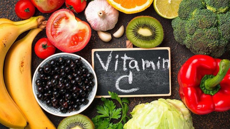 Sử dụng Vitamin C mỗi ngày giúp giảm nếp nhăn trên trán