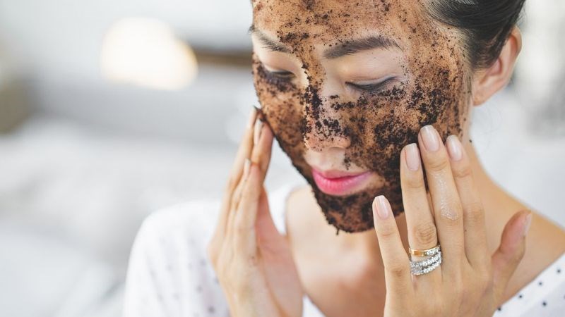 Dùng sản phẩm tẩy tế bào chết với axit glycolic giúp giảm nếp nhăn trên trán