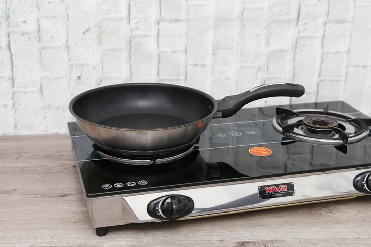 Chảo inox chống dính 3 đáy 28 cm Fivestar CKD28-3DI dùng được linh hoạt với cả bếp gas, bếp hồng ngoại và bếp từ Chảo inox chống dính 3 đáy 28 cm Fivestar CKD28-3DI dùng được linh hoạt với cả bếp gas, bếp hồng ngoại và bếp từ