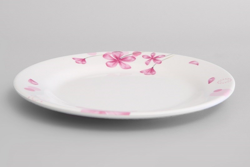Dĩa cạn nhựa Melamine 20.2 cm Vinh Cơ VCP02-A5008 khá sang trọng với màu trắng điểm hoa văn tinh tế, trang nhã