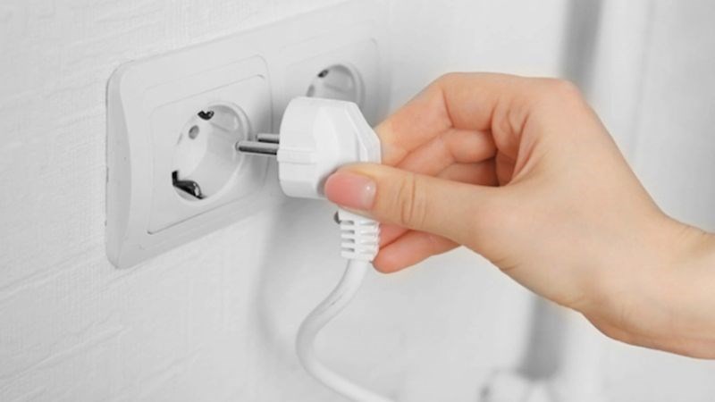 Bạn n&ecirc;n r&uacute;t điện c&aacute;c thiết bị truyền s&oacute;ng điện từ sau khi sử dụng