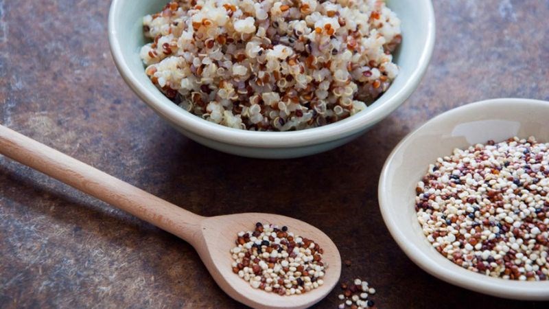 Quinoa màu trắng hoặc vàng nhạt thường mềm và dễ chín hơn, trong khi hạt đen và đỏ thì hơi dai