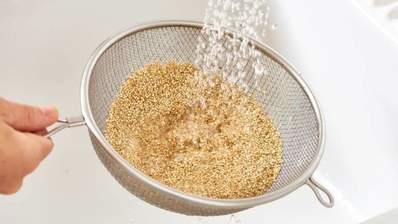 Lớp vỏ dày bên ngoài của hạt diêm mạch phải được loại bỏ trước khi chế biến