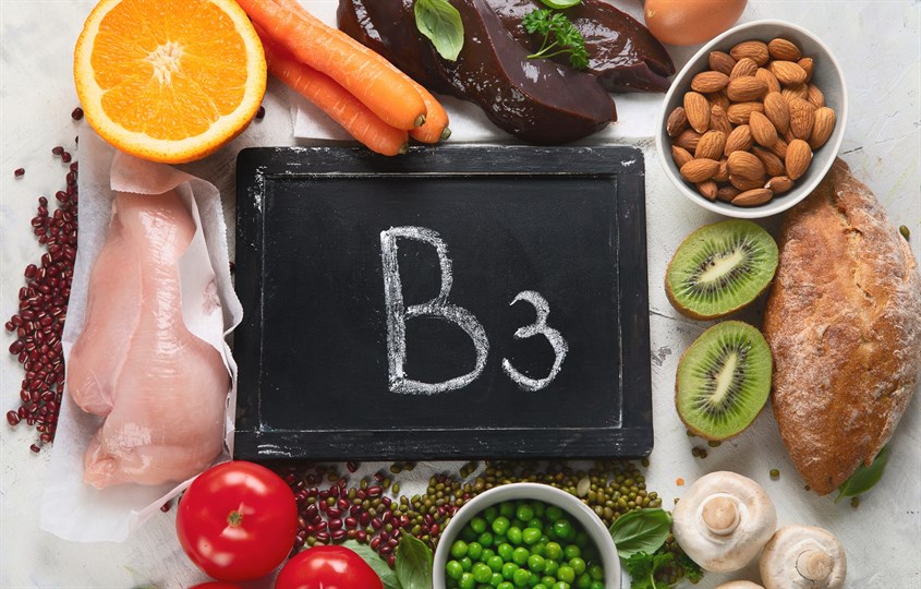 Ăn các loại thực phẩm như thịt gà, kiwi,... để bổ sung vitamin B3