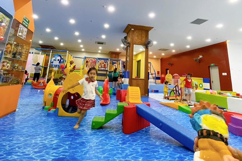 Trẻ tham gia trò chơi tại khu vui chơi trẻ em ở Vinh - Eco Land 