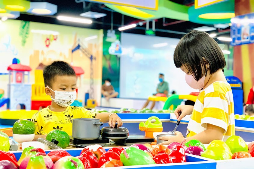 Trẻ tham gia trò chơi tại khu vui chơi trẻ em ở Vinh - Funny Kids 