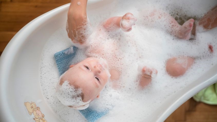 Ba mẹ cần lựa chọn sữa tắm phù hợp với độ tuổi của bé
