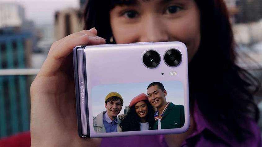 Bạn có thể dễ dàng selfie bằng camera sau của OPPO Find N2 Flip nhờ theo dõi qua màn hình phụ