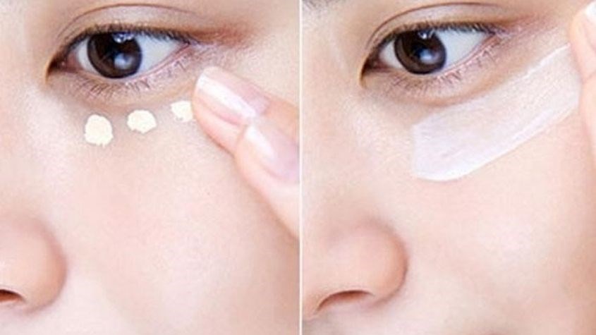 Chấm kem lên vùng da quanh mắt