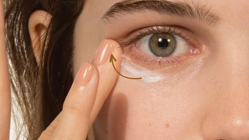 Ở cuối đuôi mắt cần massage vuốt lên 