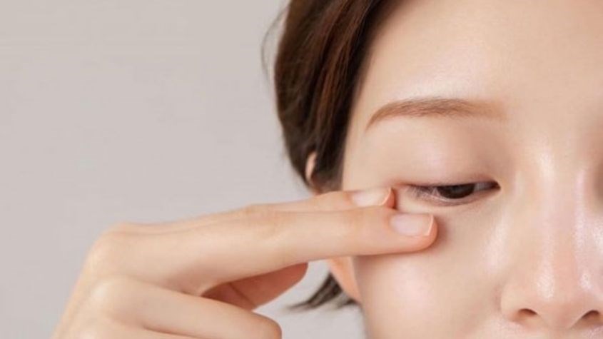 Massage theo chiều ngược lại đối với những vùng có nếp nhăn