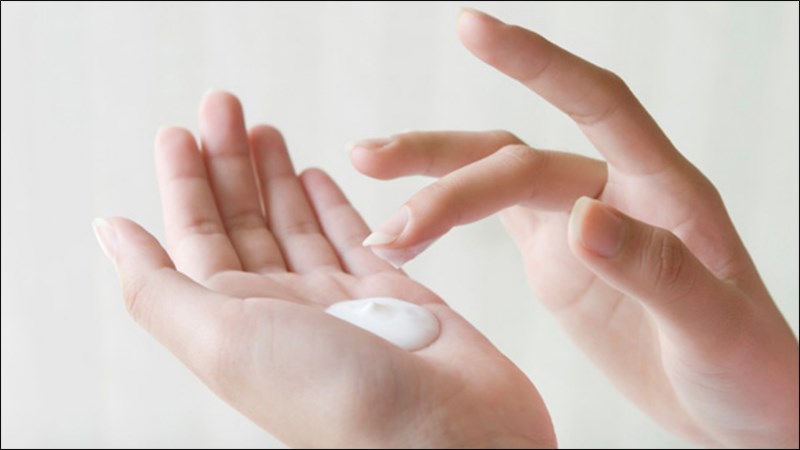 Thoa một lớp kem dưỡng ẩm để cấp ẩm cho da