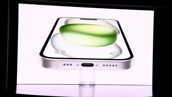 iPhone 15 Plus được trang bị cổng sạc USB-C thay cho Lightning
