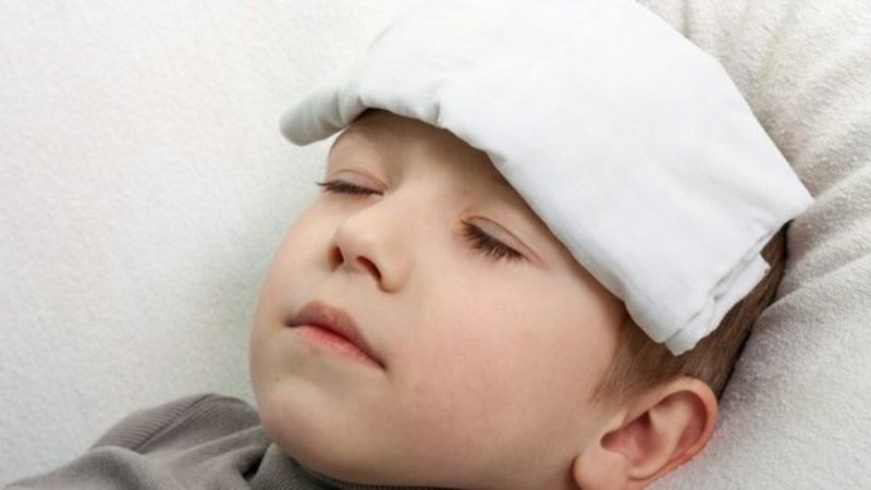 Chườm ấm cho trẻ để trị sốt 