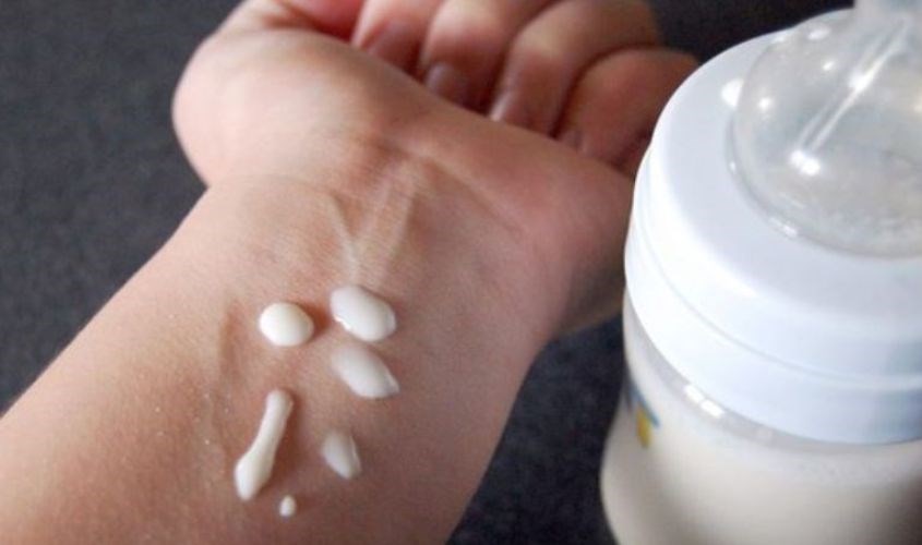 Nhỏ vài giọt sữa ra tay để biết sữa đã đạt đến độ nguội phù hợp cho con uống hay chưa