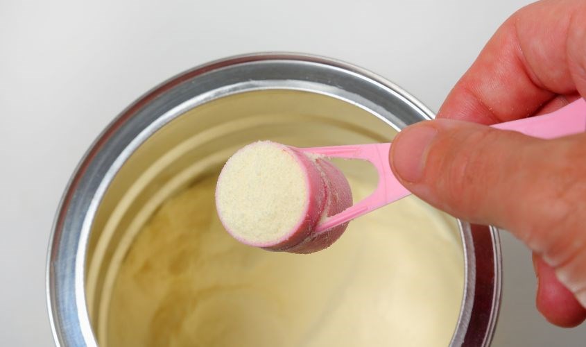Dùng thìa gạt đong lượng sữa bột phù hợp với nhu cầu uống của bé