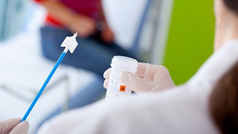 Lấy mẫu dịch tiết âm đạo giúp tìm tác nhân gây nhiễm trùng