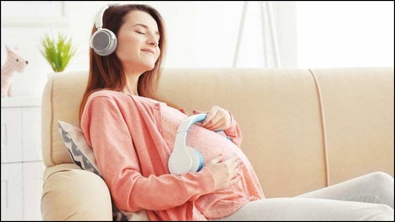 Nghe nhạc giúp tinh thần của các mẹ bầu trở nên thoải mái 