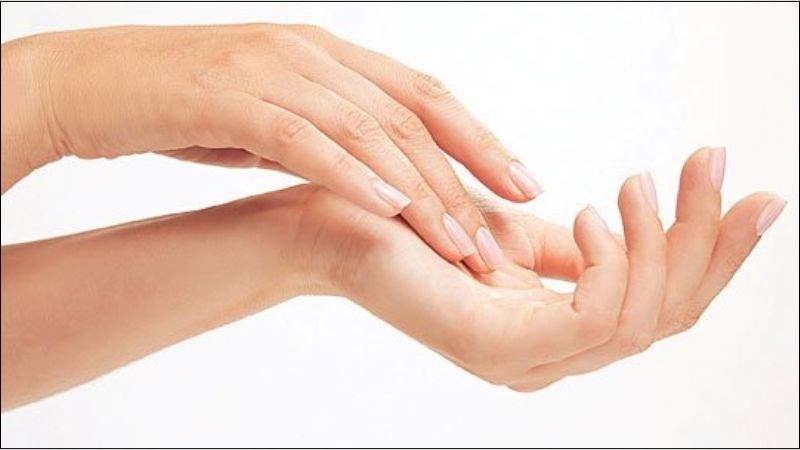 Tắm nước nóng lâu dài có thể làm khô da