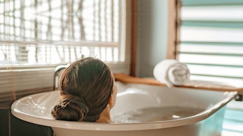 Tắm nước nóng giúp tạo thời gian thư giãn cho cơ thể