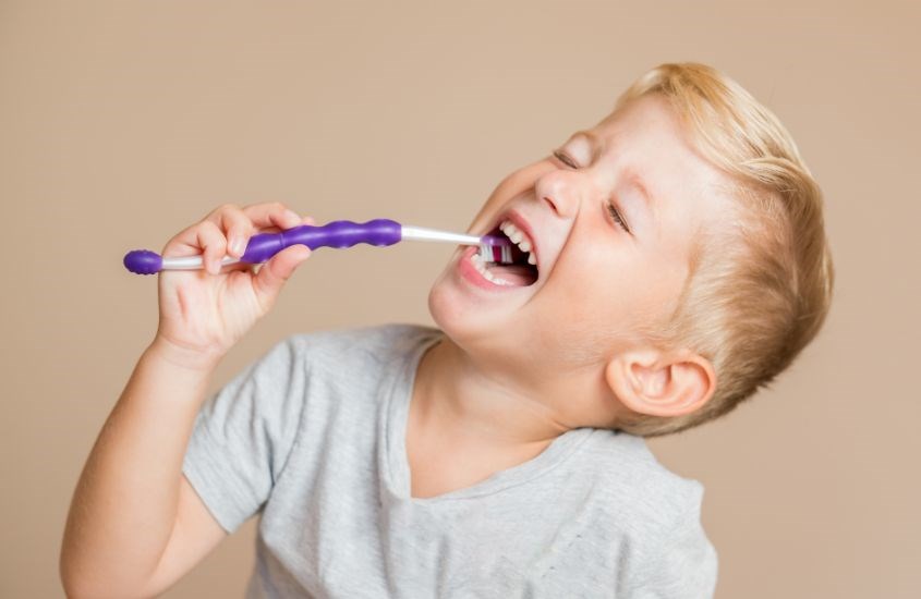 Nên ưu tiên chọn kem đánh răng mà bé có thể nuốt được