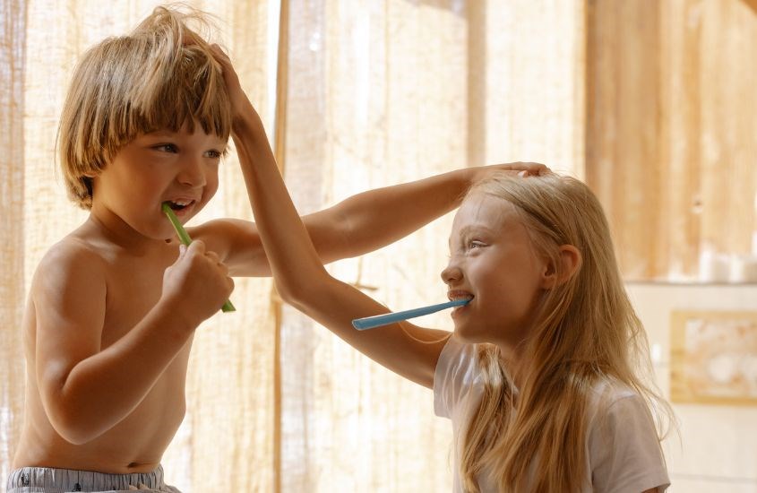 Ba mẹ nên tạo không gian vui vẻ để tạo hứng thú cho bé khi đánh răng