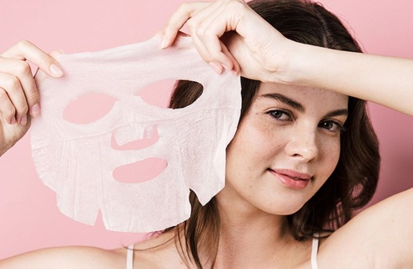 Lấy mặt nạ ra và tháo bỏ lớp màng nhựa